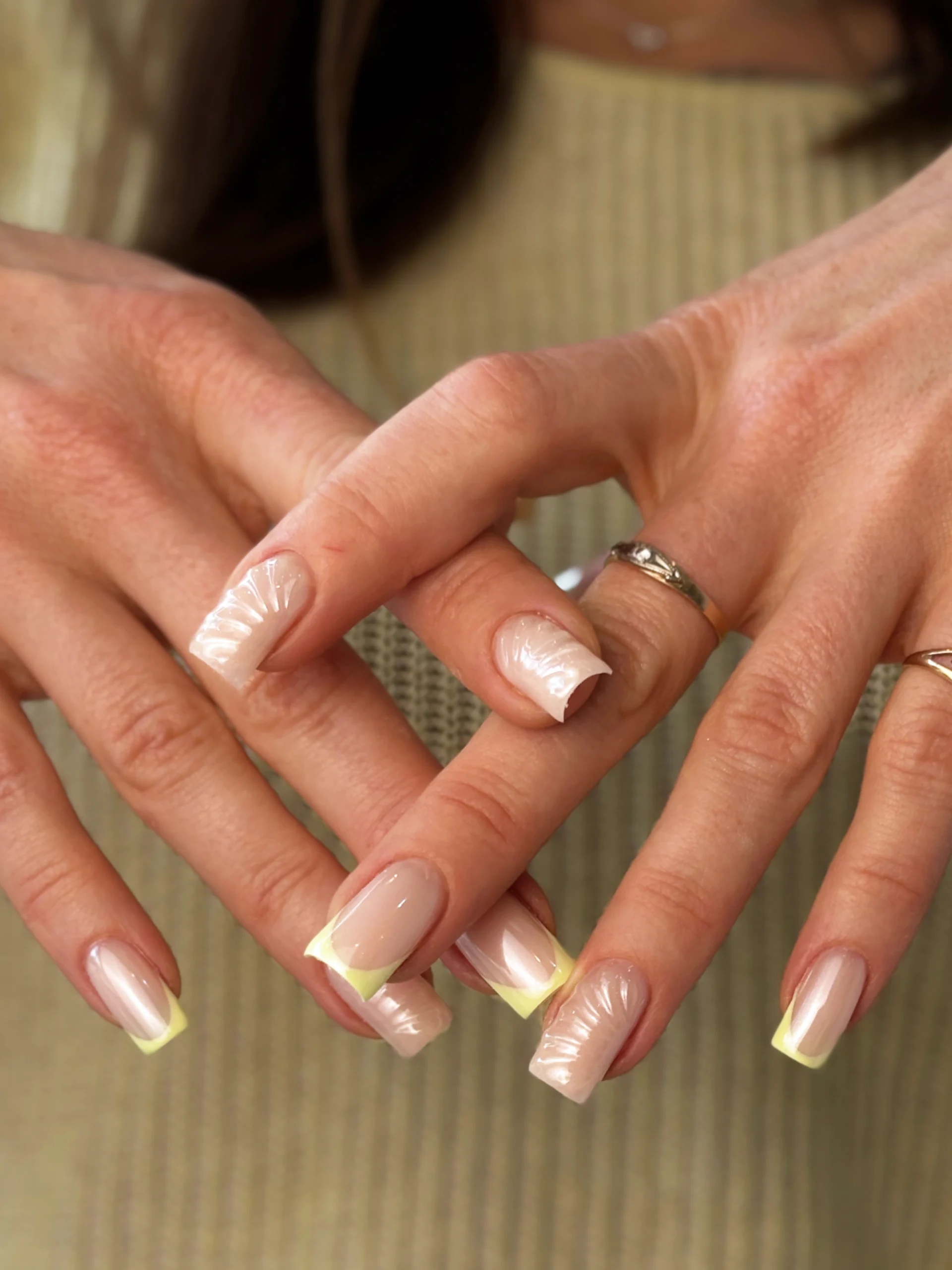 Maniküre mit Design und Lackierung bei Flamingo Beauty in Essen