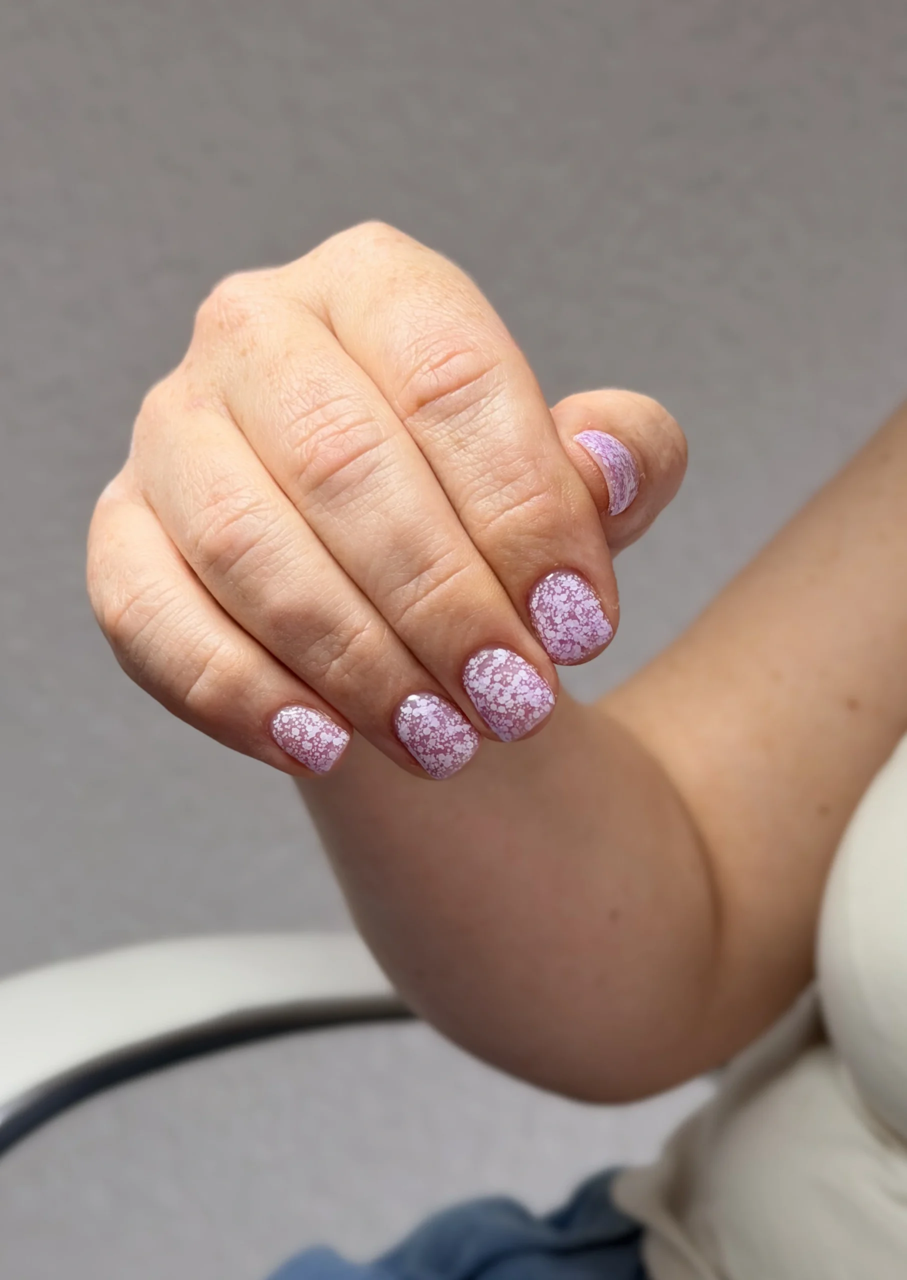 Maniküre mit farbenfrohem Design bei Flamingo Beauty in Essen (1)