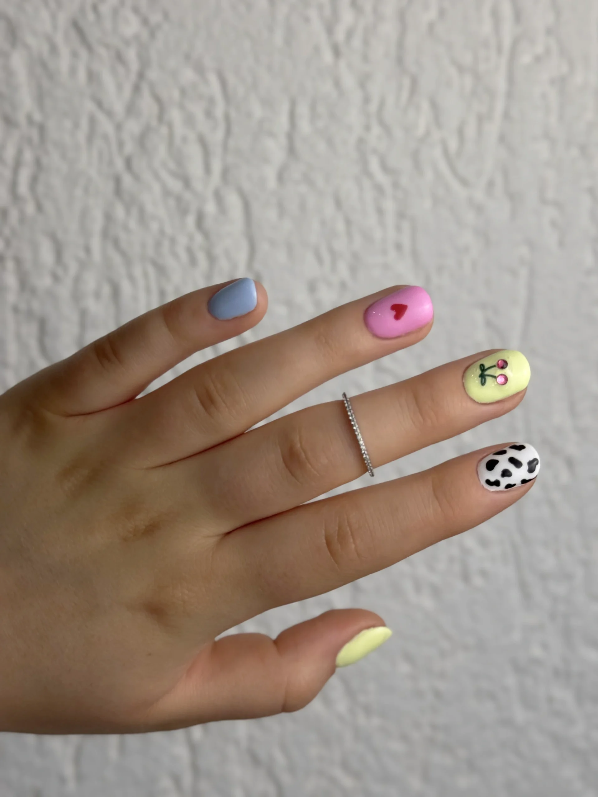 Maniküre mit farbenfrohem Design bei Flamingo Beauty in Essen